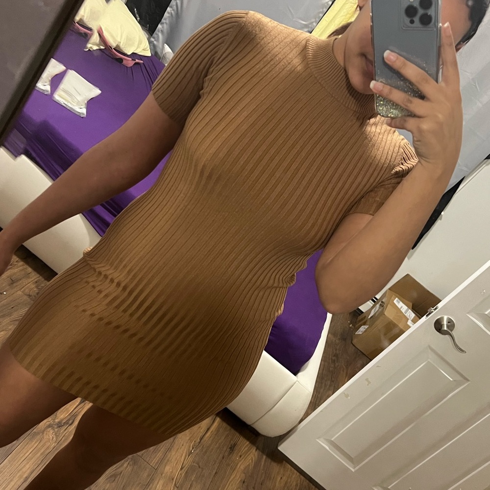 Ribbed short sleeve brown mini sweater dress